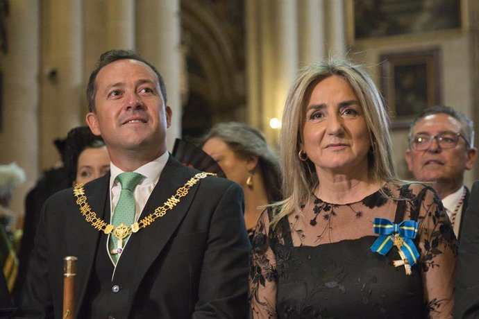 Archivo - El alcalde de Toledo, Carlos Velázquez, y la delegada del Gobierno en Castilla-La Mancha, Milagros Tolón, durante la misa de celebración del Corpus Christi, a 19 de junio de 2025, en Toledo, Castilla-La Mancha (España). El Corpus Christi 2025 en