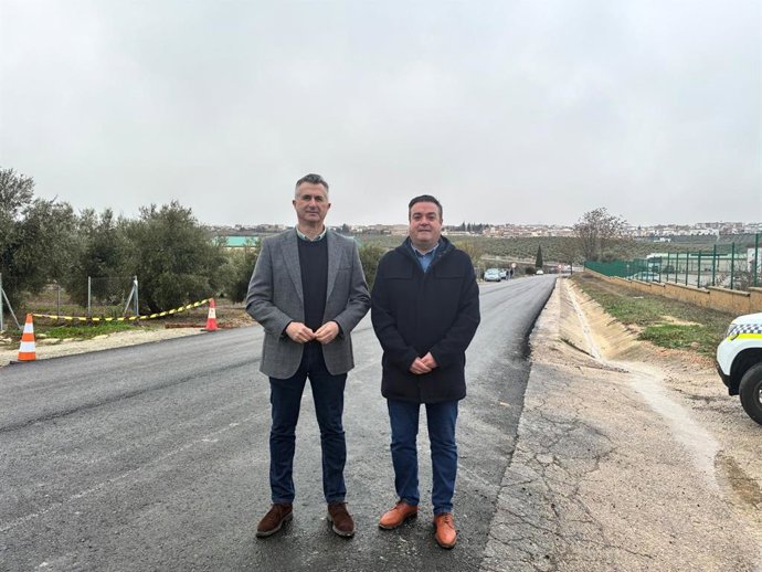 José Luis Agea y Luis Miguel López visitan la actuación en la carretera JA-6110.