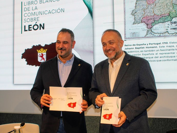 El presidente de la Diputación de León, Gerardo Álvarez Courel (derecha) y el diputado de Cultura, Arte y Patrimonio, Emilio Manuel Martínez Morán, en la presentación del 'Libro blanco de la comunicación sobre León'.