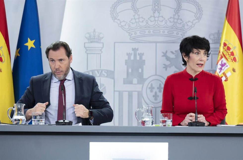 El ministro de Transportes y Movilidad Sostenible, Óscar Puente, y la ministra de Seguridad Social, Inclusión y Migraciones y nueva portavoz del Gobierno, Elma Saiz, durante una rueda de prensa posterior al Consejo de Ministros