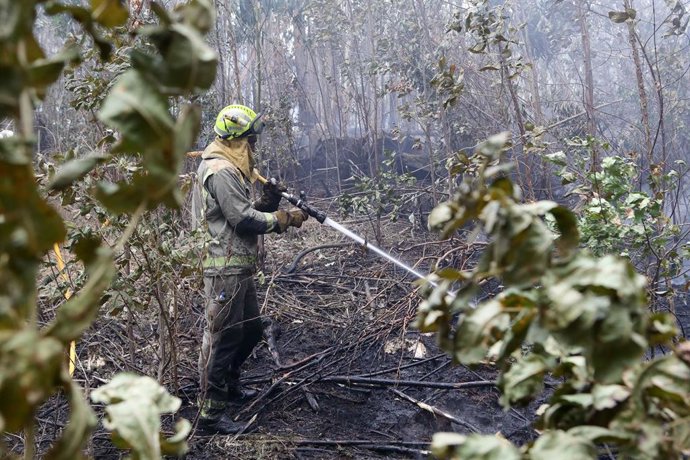 Archivo - Bomberos trabajan en las tareas de extinción del incendio forestal en Cervo