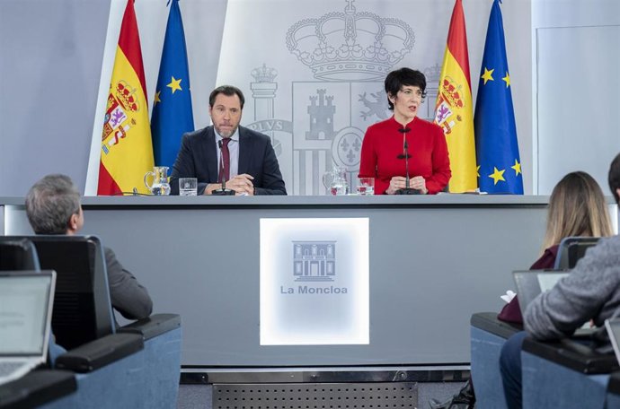 El ministro de Transportes, Óscar Puente, y la ministra de Seguridad Social, Inclusión y Migraciones y nueva portavoz del Gobierno, Elma Saiz, durante una rueda de prensa posterior al Consejo de Ministros,, a 23 de diciembre de 2025, en Madrid (España). 