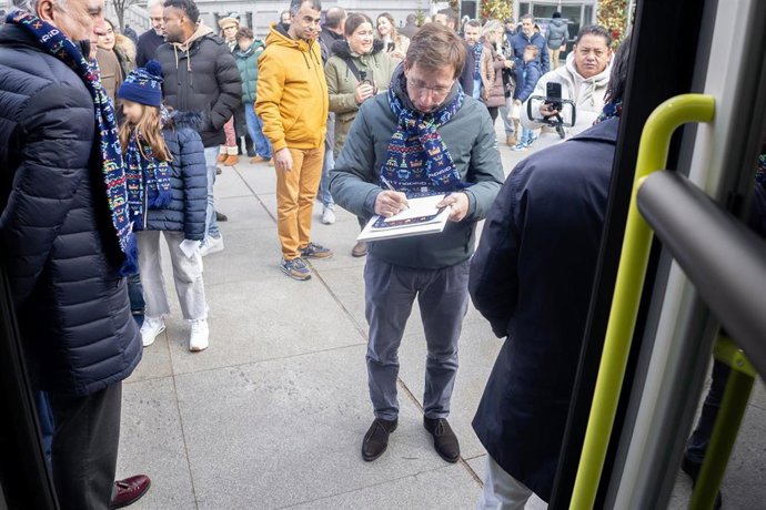 El alcalde de Madrid, José Luis Martínez-Almeida, durante la presentación del bus de la Navidad de la EMT, en la Plaza de Cibeles, a 23 de diciembre de 2025, en Madrid (España). 