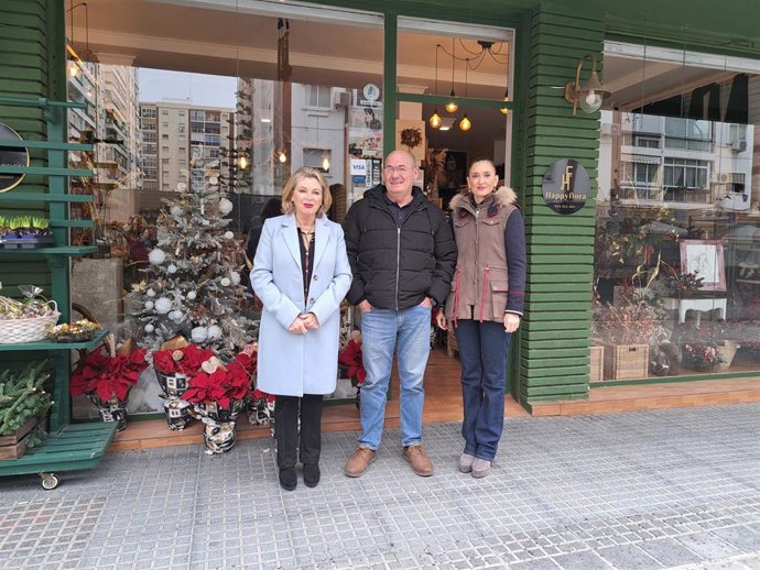La delegada de Empleo ha visitado algunos de los negocios junto a la concejala del Área de Comercio, Gestión de Vía Pública, Fomento de la Actividad Empresarial y Contratación Pública Estratégica del Ayuntamiento de Málaga, Elisa Pérez de Siles.