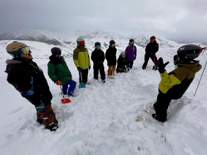 La 'rider' español Núria Castán imparte una charla sobre como actuar en la montaña
