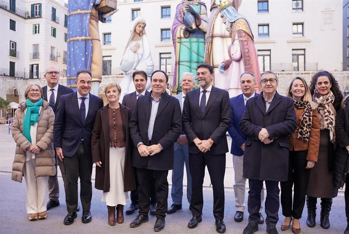 El 'president' de la Generalitat, Juanfran Pérez Llorca (c), este martes durante una visita al Ayuntamiento de Alicante junto a consellers de su gobierno y ediles de la corporación municipal