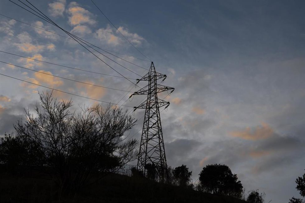 Archivo - Tendido eléctrico
