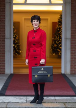 La ministra de Seguretat Social, Inclusió i Migracions i nova portaveu del Govern, Elma Saiz, posa amb la seua cartera, en el Palau de la Moncloa, este dimarts