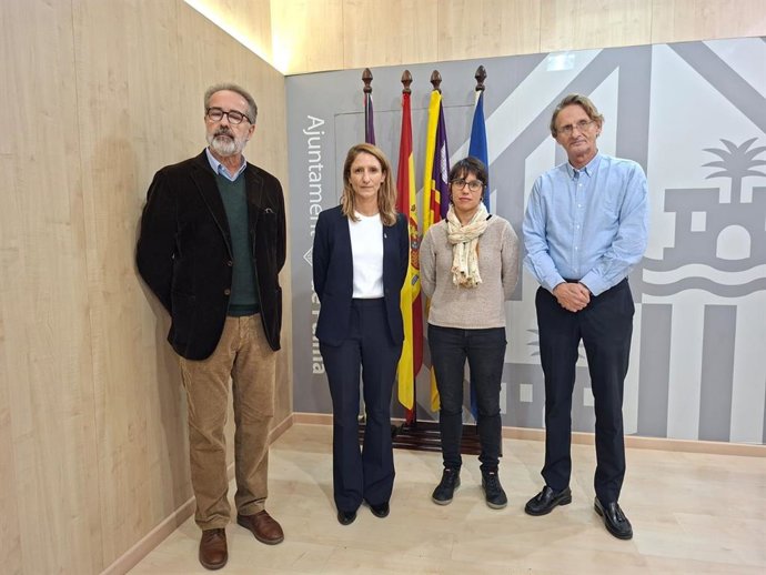 La regidora de Infraestructuras, Accesibilidad y Polígonos Industriales, Belén Soto (tercera por la derecha), en rueda de prensa