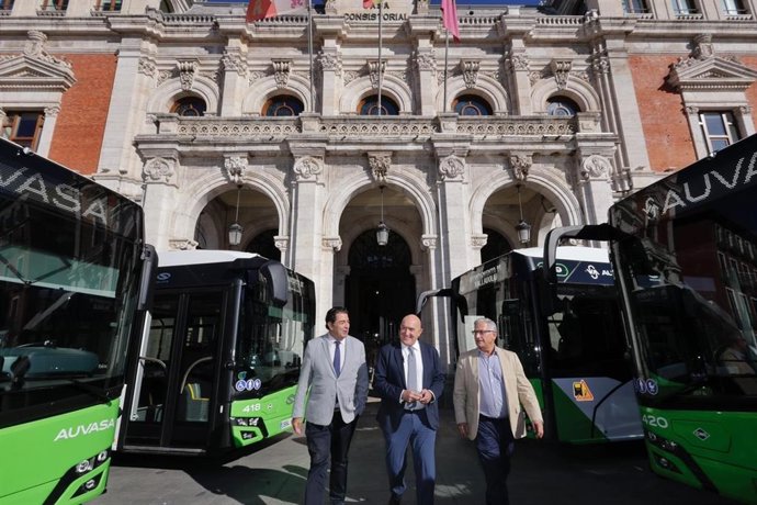 El alcalde de Valladolid, Jesús Julio Carnero, el concejal de Tráfico y Movilidad, Alberto Gutiérrez (izda), y el gerente de Auvasa, Eduardo Cabanillas (dcha), en la última presentación de autobuses de Auvasa.