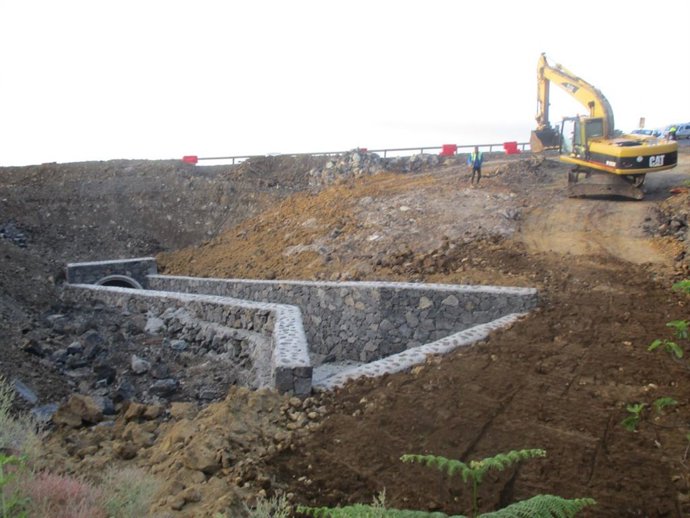 Archivo - Obras en la carretera San Simón-Tajuya, en La Palma