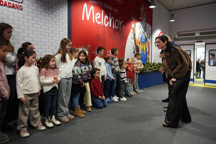 La presidenta de la Comunidad de Madrid, Isabel Díaz Ayuso, hoy, en su visita al servicio 012 Reyes Magos para que los niños puedan contactar con Sus Majestades de Oriente.