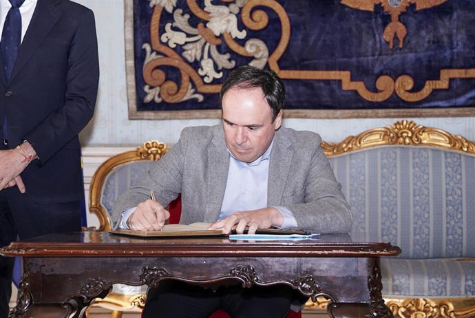 El president de la Generalitat, Juanfran Pérez Llorca, este dimarts durant una visita a l'Ajuntament d'Alacant