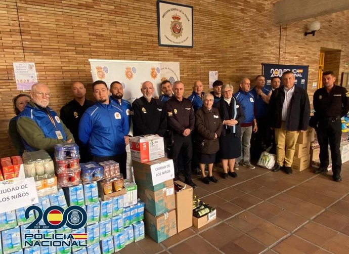 La Policía Nacional ha recogido tres toneladas de alimentos y productos de primera necesidad para niños de dos centros educativos en Málaga. Se trata de la XV edición de una campaña solidaria que organiza la Comisaría Provincial y La Biznaga Azul.