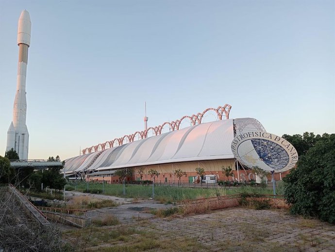 Archivo - Imagen del Canal de los Descubrimientos con la réplica del cohete Ariane-4 al fondo