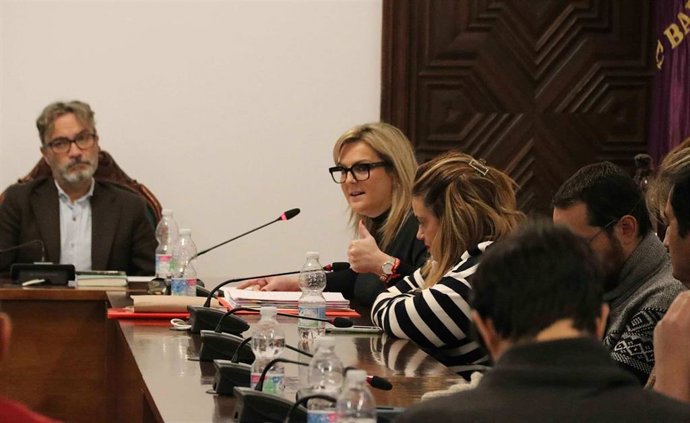 La portavoz del PSOE en el Ayuntamiento de Baeza, Lola Marín, interviene en el pleno.