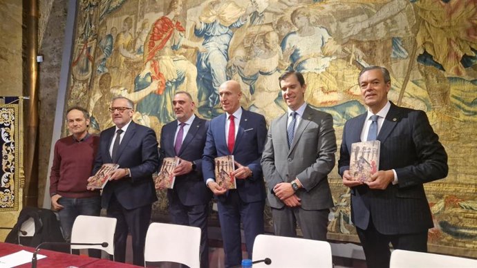El alcalde de León, José Antonio Diez; el abad de la Cofradía del Dulce Nombre de Jesús Nazareno, Miguel Urdiales y el presidente de la Fundación de Castilla y León, Carlos Pollán, presentan el libro 'Camino a Roma, un paso de fe'.
