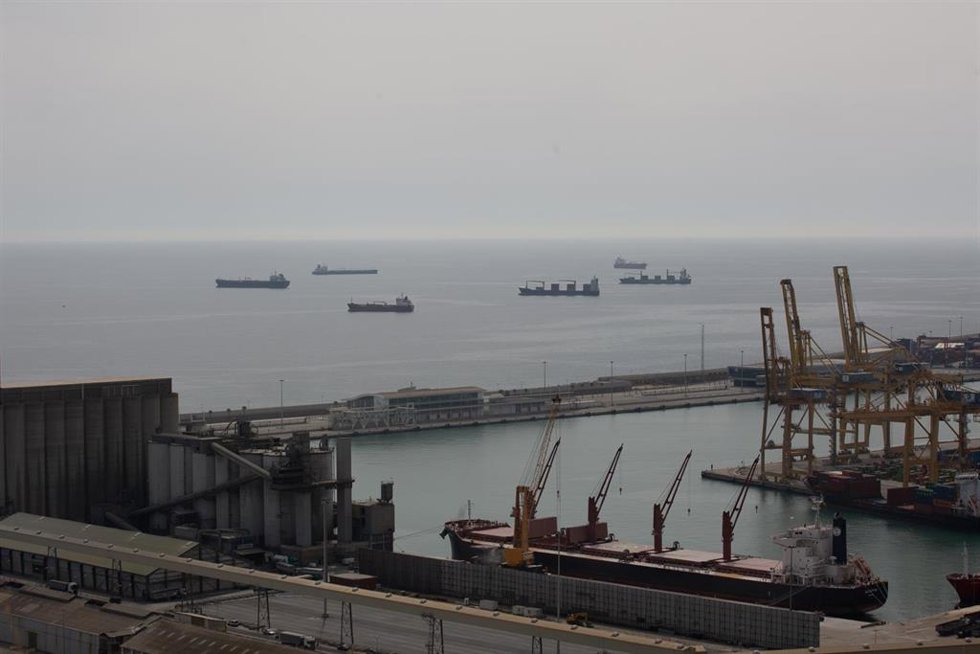 Archivo - Vista general del muelle de descarga del Puerto de Barcelona, en Cataluña (España), a 1 de abril de 2021. 