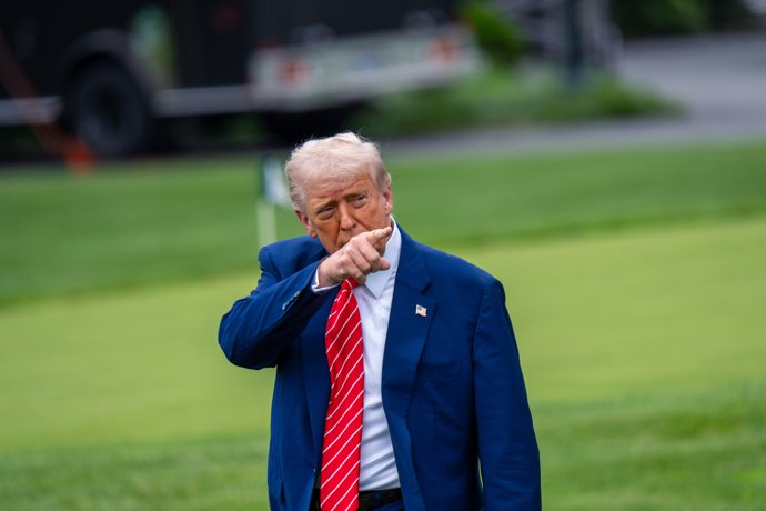 30 May 2025, US, Washington: US President Donald Trump departs the White House for a trip to Pennsyvlainia to talk about the US Steel investment from Japan. Photo: Andrew Leyden/ZUMA Press Wire/dpa