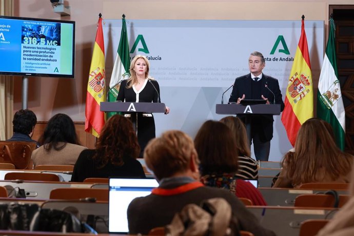 La consejera de Economía, Hacienda, Fondos Europeos y Diálogo Social y portavoz, Carolina España, junto al consejero de Sanidad, Presidencia y Emergencias, Antonio Sanz, durante la rueda de prensa  del Consejo de Gobierno