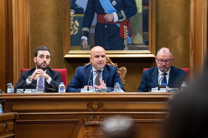 En el centro, el presidente de la Diputación de Almería, José Antonio García Alcaina.