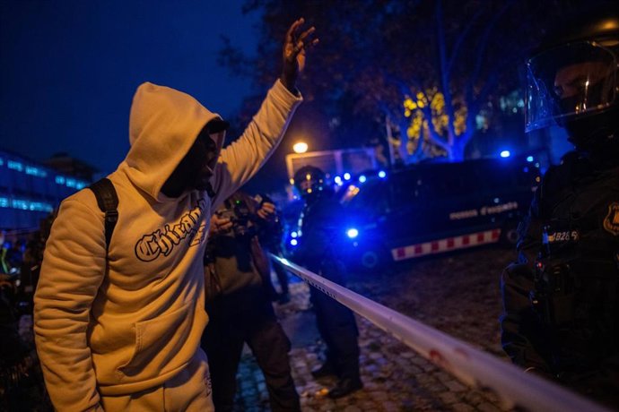 Un hombre increpa a los los Mossos d'Esquadra que trabajan en el desalojo del B9 de Badalona, a 17 de diciembre de 2025, en Badalona, Barcelona, Catalunya (España). 