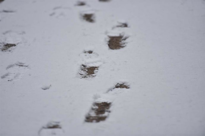 Archivo - Pisadas en la nieve en una imagen de archivo