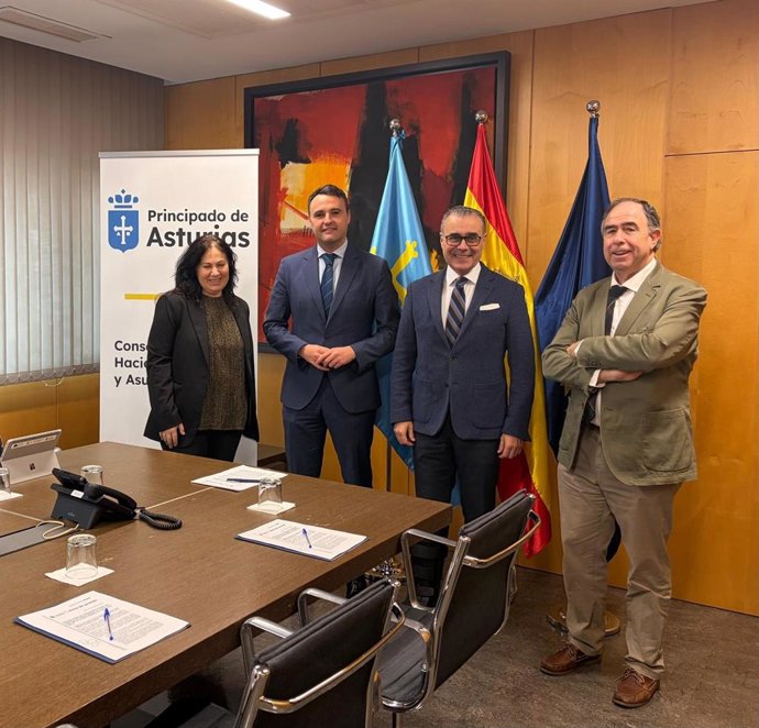 La viceconsejera de Justicia, Encarnación Vicente; el consejero de Hacienda, Guillermo Peláez; el decano del Colegio de Abogados de Oviedo, Antonio González-Busto, y el decano del Colegio de la Abogacía de Gijón, Benigno Villarejo.