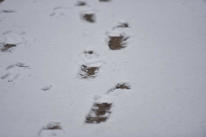 Archivo - Pisadas en la nieve, a 10 de enero de 2024, en Jaca, Huesca, Aragón (España). La DANA ha llegado a Aragón con lluvia, frío y nieve, poniendo en alerta a los servicios de protección civil de la comunidad. Los primeros copos de nieve ya han empeza