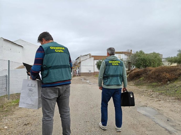Agentes de la Guardia Civil en una de las zonas afectadas por los robos.