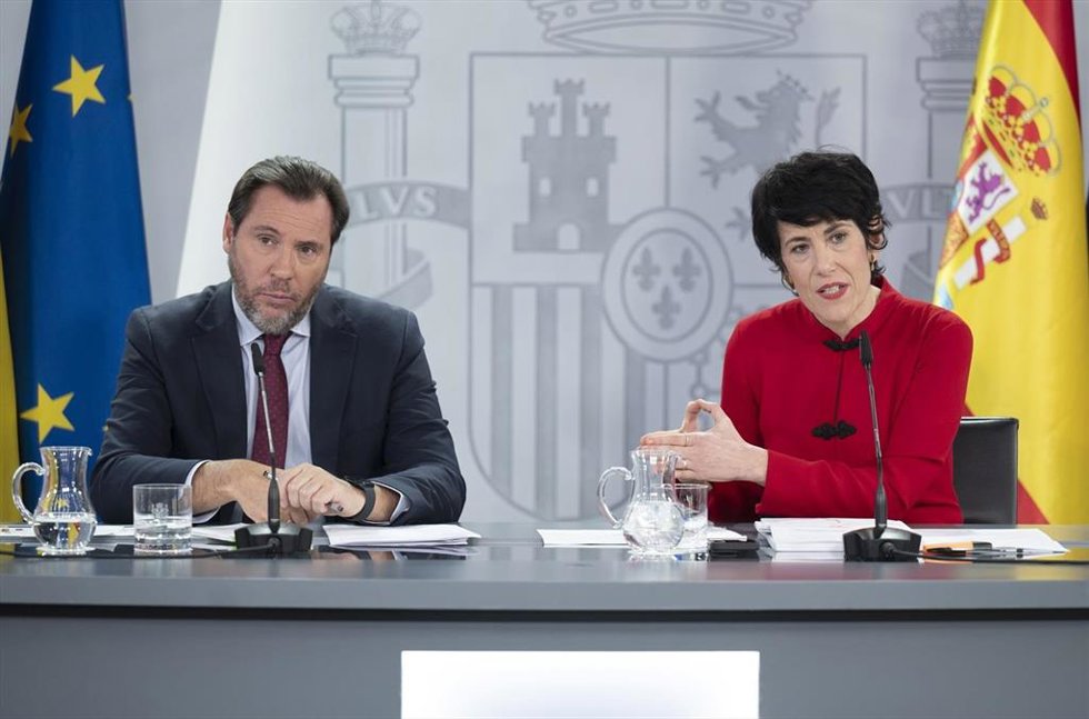 El ministro de Transportes y Movilidad Sostenible, Óscar Puente, y la ministra de Seguridad Social, Inclusión y Migraciones y nueva portavoz del Gobierno, Elma Saiz