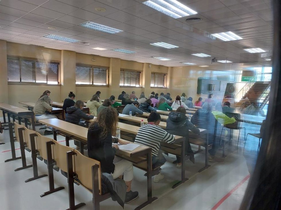Archivo - Imagen de archivo de un examen de unas oposiciones de la Junta de Andalucía.