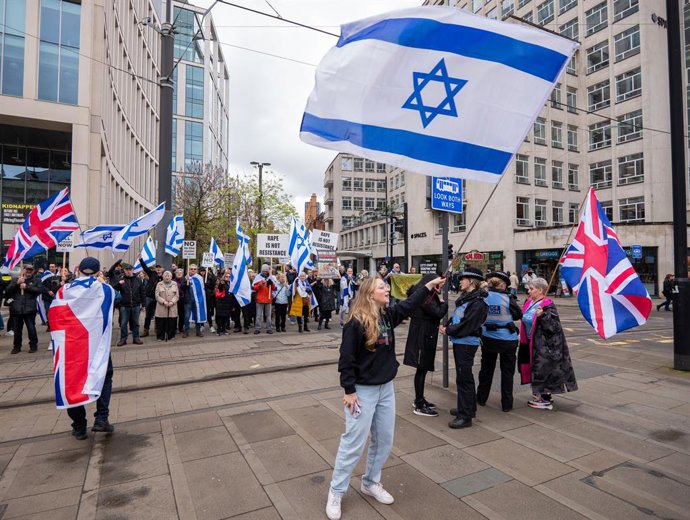 Archivo - May 4, 2024, Manchester, United Kingdom: A woman holds an Israeli flag during the demostration. Hopes for the peace deal are now paramount. But community relationships around the world from divergent opinions will take time to heal. Since Octobe