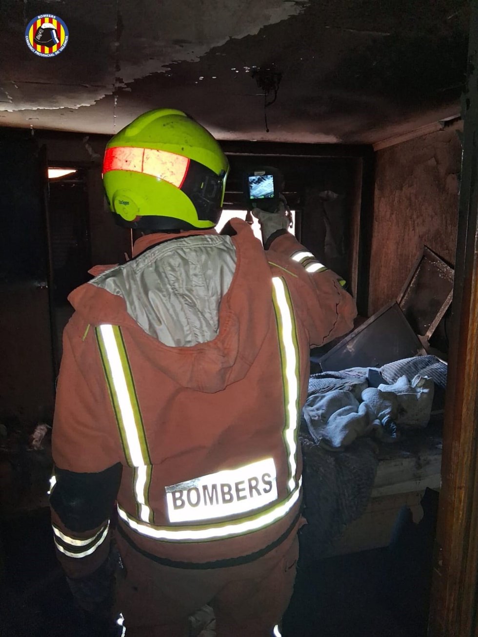 Tres heridos por inhalación de humo en el incendio de una vivienda en Torrent