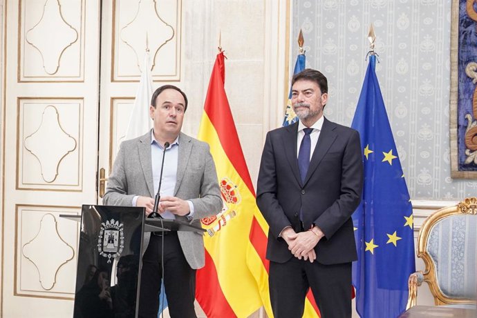 El president de la Generalitat, Juanfran Pérez Llorca (e), junt amb l'alcalde d'Alacant, Luis Barcala (d), este dimarts a l'Ajuntament d'Alacant
