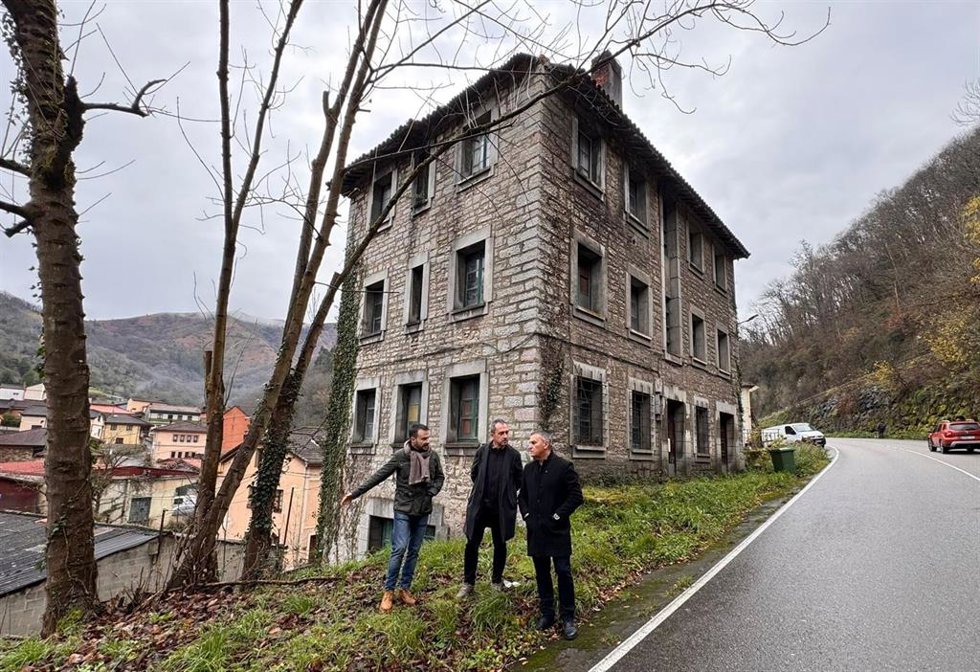 El consejero de Ordenación del Territorio, Urbanismo, Vivienda y Derechos Ciudadanos, Ovidio Zapico, durante su visita a La Foz de Morcín.