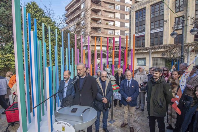 Torrelavega guarda un minuto de silencio por la joven apuñalada en A Coruña