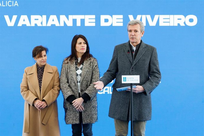 O presidente da Xunta, Alfonso Rueda, acompañado da conselleira de Vivenda e Planificación de Infraestruturas, María Martínez Allegue, asiste á presentación da variante de Viveiro. Porto do Celeiro (Viveiro), 23/12/25.