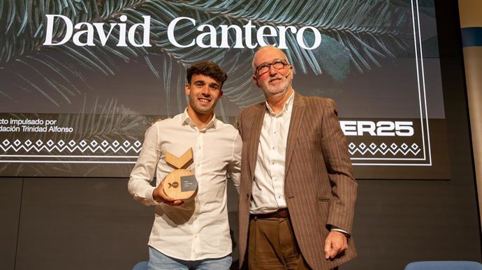 El triatleta David Cantero (izda) junto a Juan Miguel Gómez, director de la Fundación Trinidad Alfonso