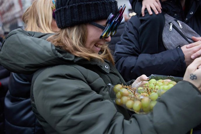 Archivo - Varias personas celebran las Preuvas en la Puerta del Sol.