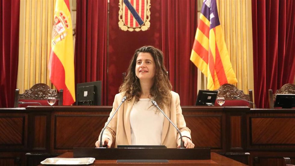 La diputada de MÉS per Mallorca Maria Ramon en un pleno del Parlament