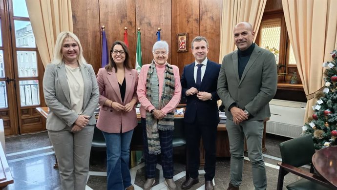 La presidenta de Aprompsi en Jaén, Ana María Quiles (c), junto a responsables municipales.