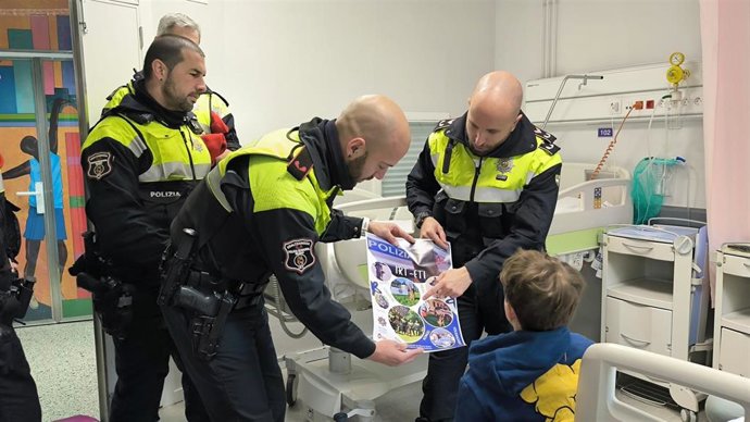 Agentes de la Policía Municipal de Bilbao en su visita a los niños ingresados en el Hospital de basurto