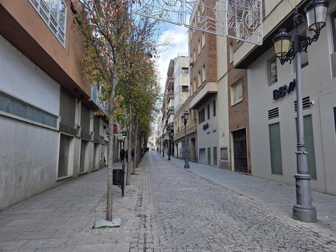 Calle del Obispo de Badajoz, una vez terminado el dispositivo de seguridad establecido por el paquete sospechoso.