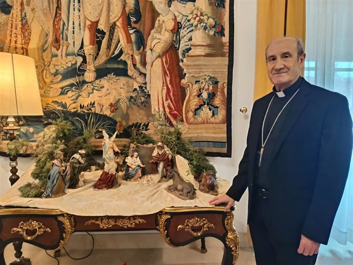 El obispo de Córdoba, Jesús Fernández, junto al Nacimiento instalado en su despacho.