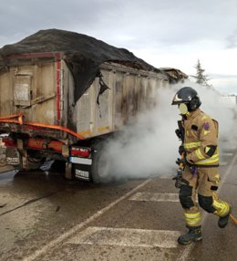 Un efectivo del CEIS trabaja en la extinción del incendio declarado en el remolque de un camión que transportaba estiércol en Caravaca de la Cruz (Murcia)