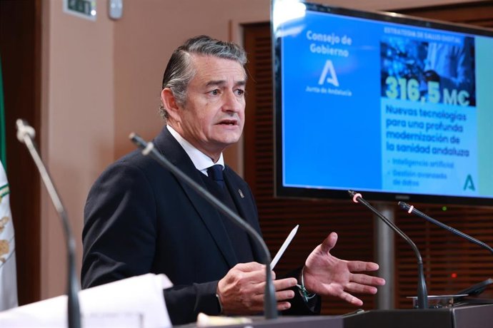 El consejero de Sanidad, Presidencia y Emergencias de la Junta de Andalucía, Antonio Sanz, interviene en la rueda de prensa posterior a la reunión semanal del Consejo De Gobierno. A 23 de diciembre de 2025, en Sevilla (Andalucía, España). 