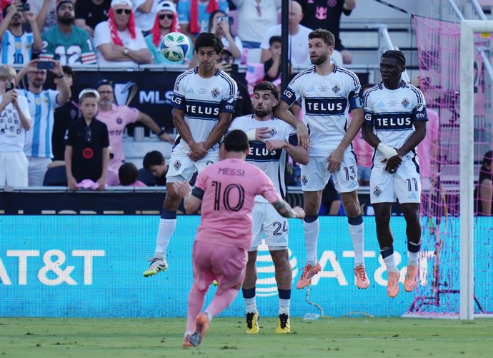 December 6, 2025, Fort Lauderdale, Fl, UNITED STATES: Vancouver Whitecaps'  Mathias Laborda, left to right, Brian White, Thomas Muller and Emmanuel Sabbi defend against a free kick from Inter Miami's Lionel Messi (10) during the first half of the MLS Cup 