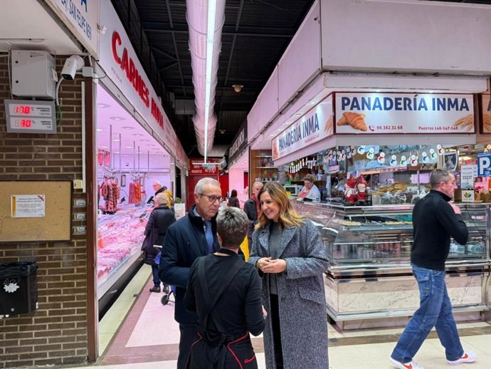 L'alcaldessa visita el Mercat d'Algirós.