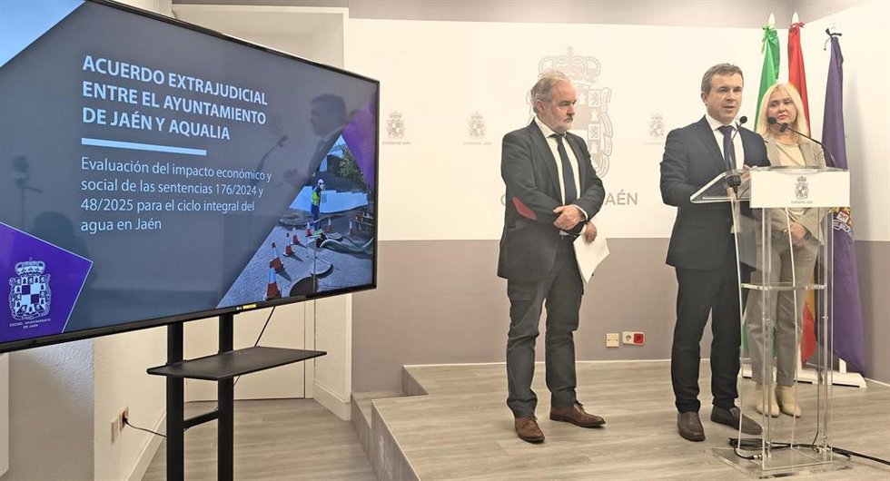 El alcalde de Jaén, Julio Millán (c), informa del acuerdo junto a Francisco Lechuga y María Espejo.
